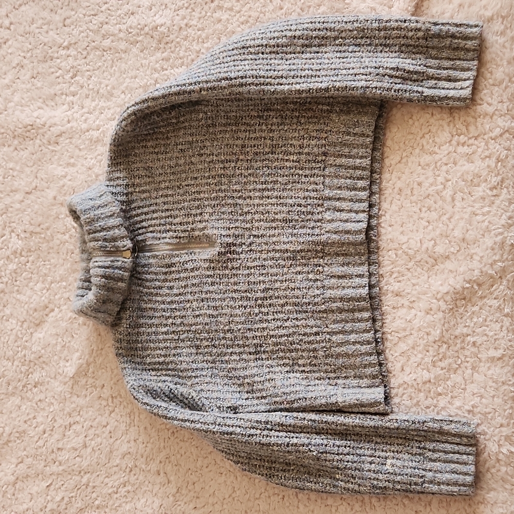 Knitted turtle neak sweater.